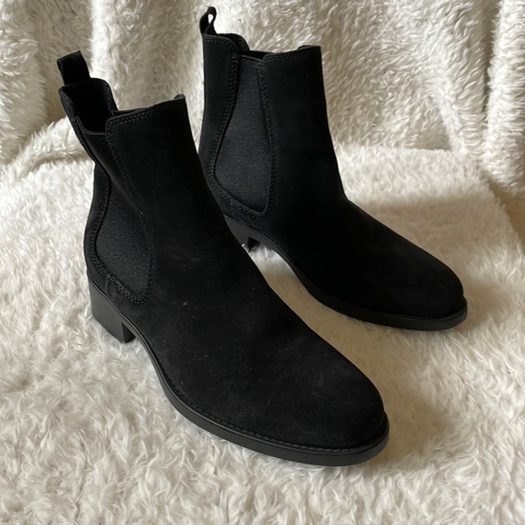 La Canadienne suede chelsea booties black basic minimalist - Picture 1 of 11